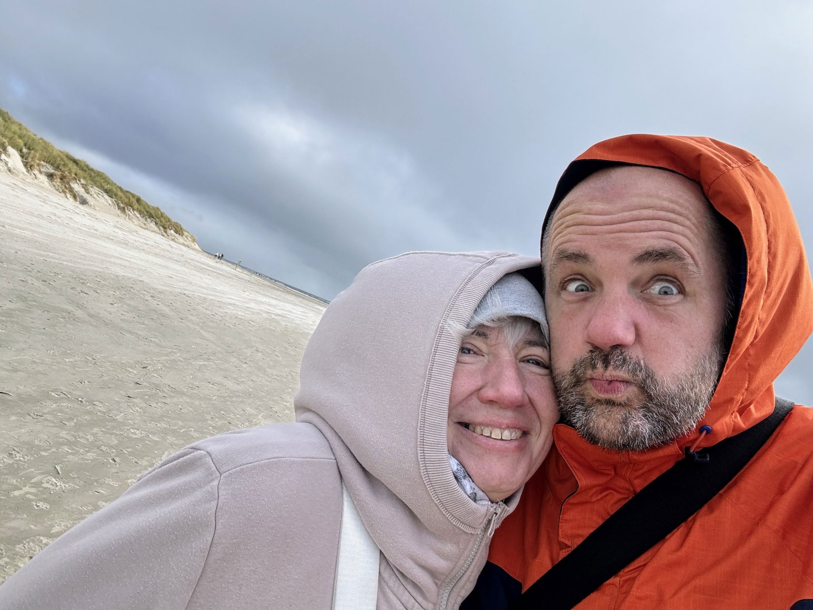 Sabine und Andreas gemeinsam am Strand
