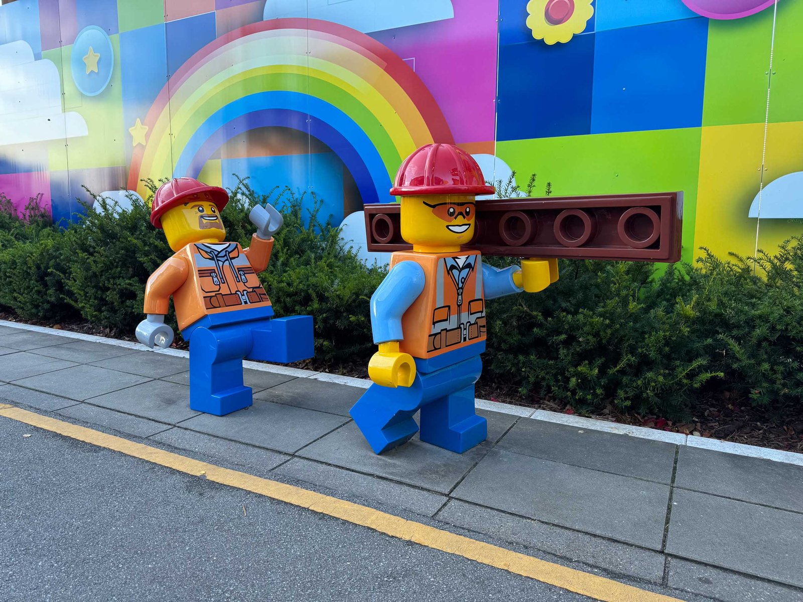 Bunte LEGO-Figuren im Park