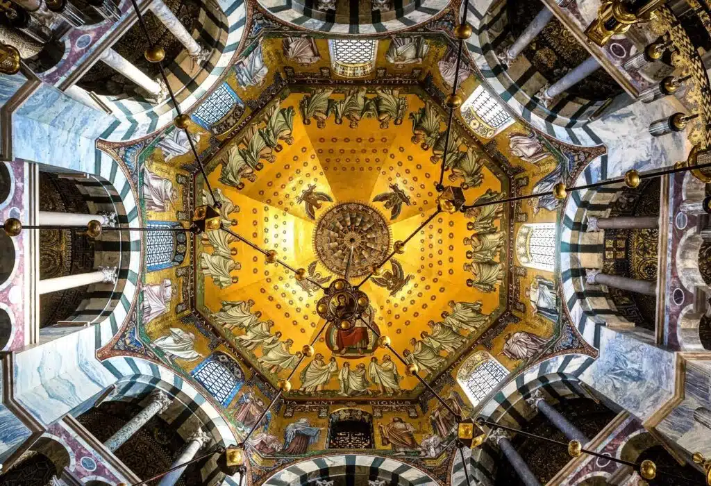 Die goldene Decke im Aachener Dom