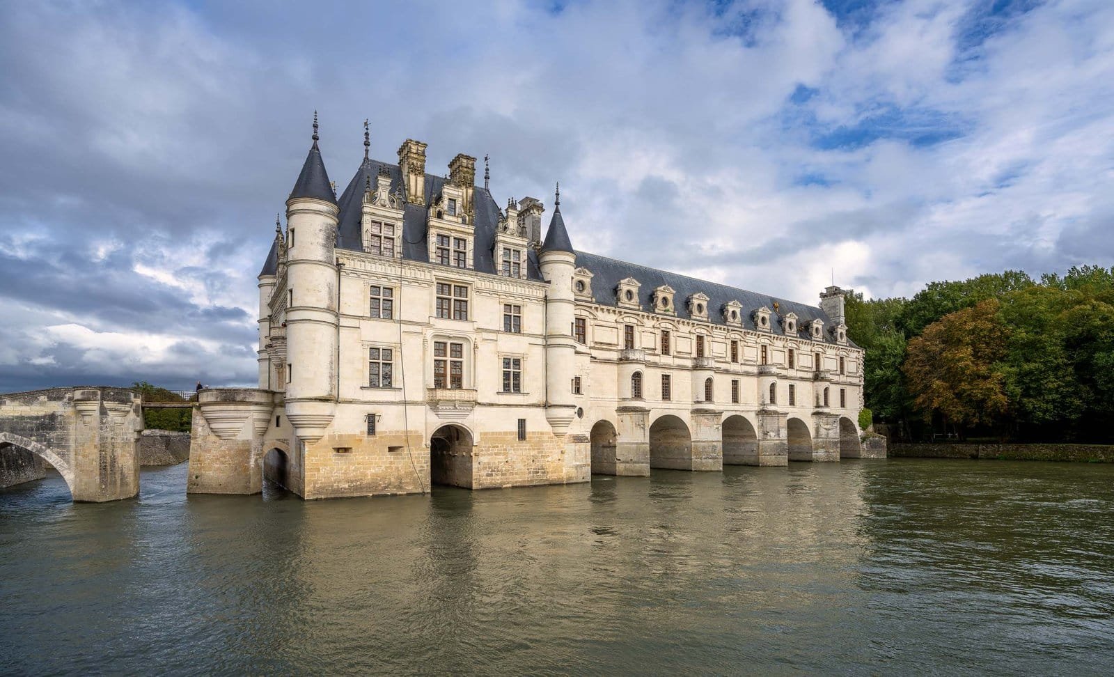 Seitliche Ansicht von Schloss Chenonceau und seiner Spiegelung im Wasser