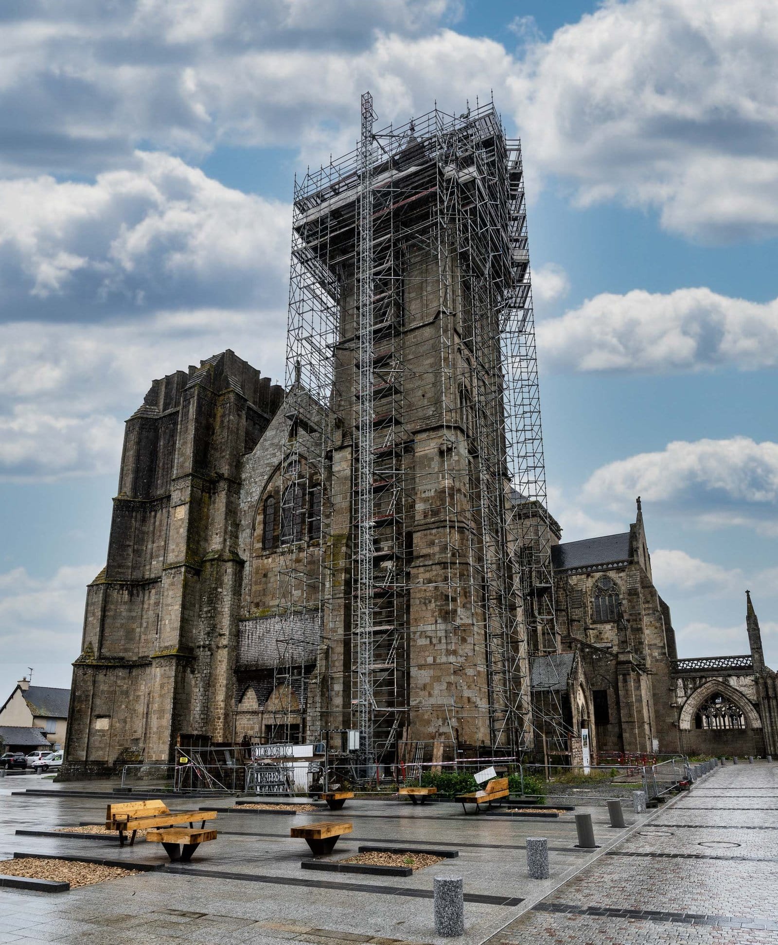 Kathedrale von Dol-de-Bretagne mit eingerüstetem Turm
