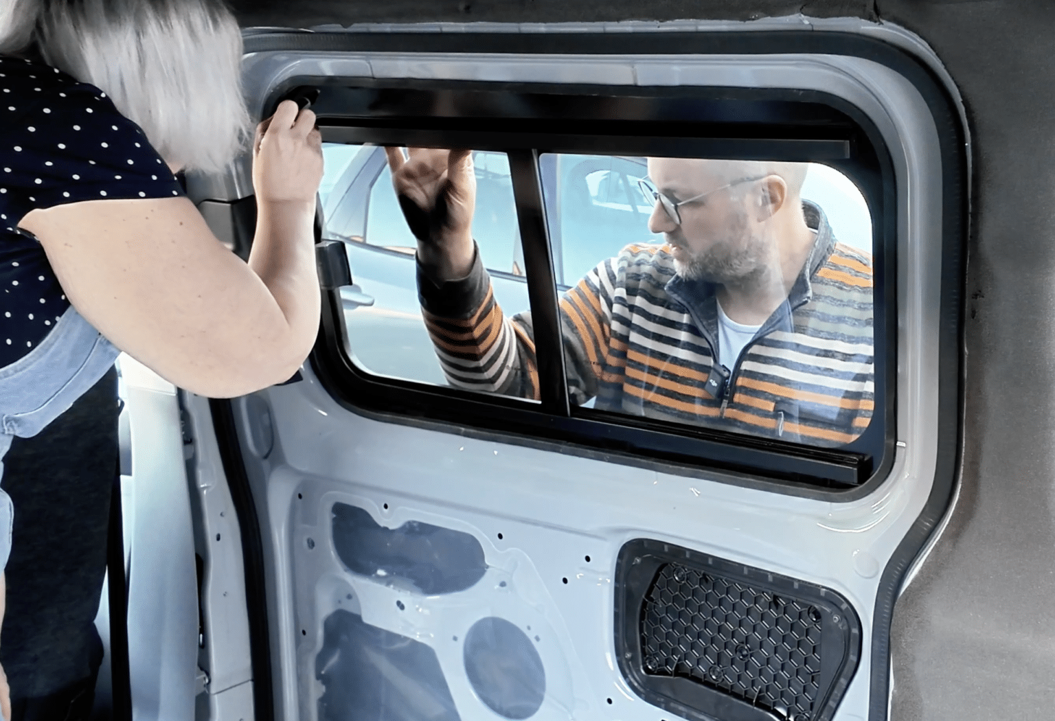 Seitenfenster wird von innen und außen am Camper angepasst