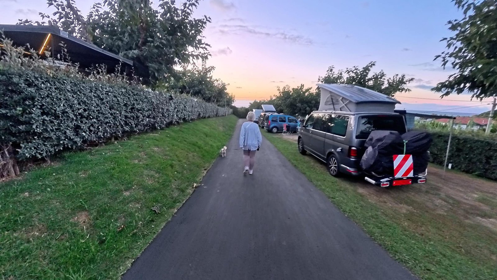 Sabine und Kalle auf dem Weg durch Camping Plage Soubelet