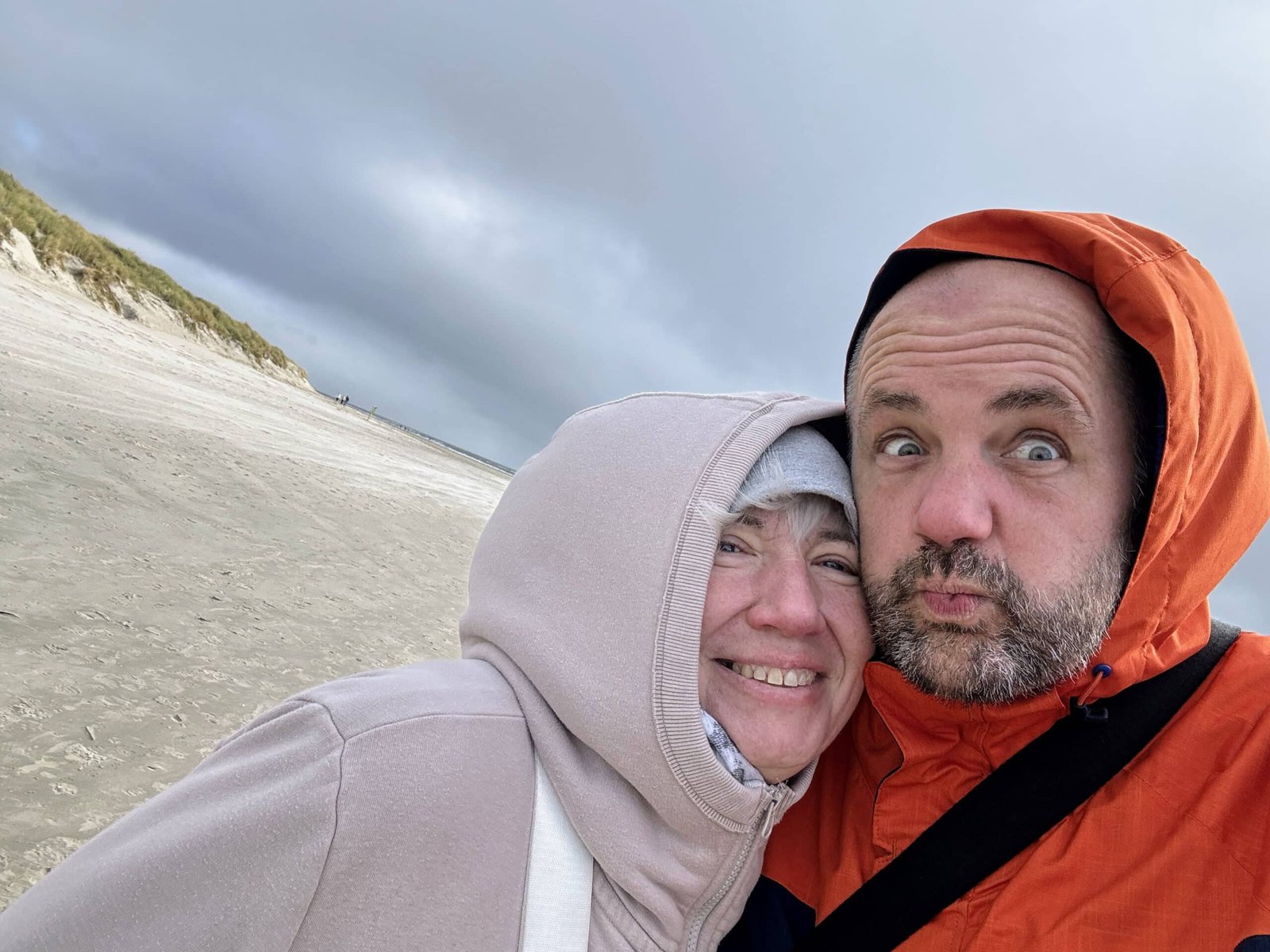 Sabine und Andreas gemeinsam am Strand