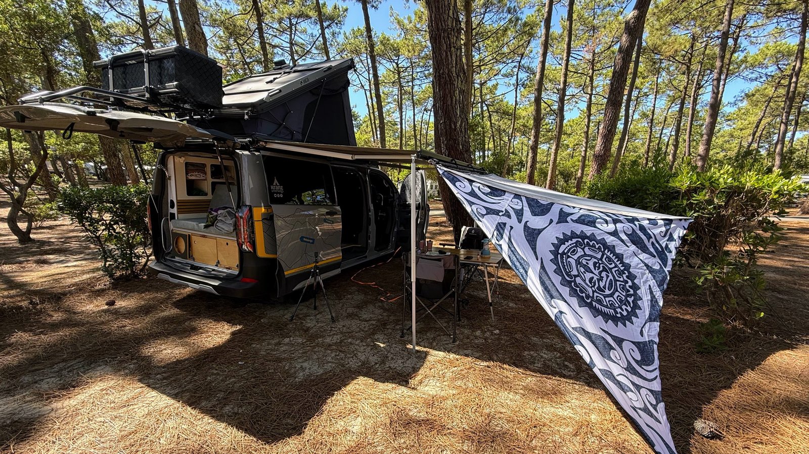 Henry mit Sonnensegel zwischen den Pinien auf Camping Le Truc Vert